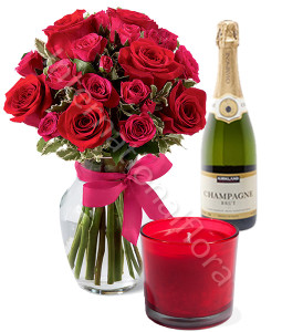 bouquet-di-rose-con-candela-e-champagne
